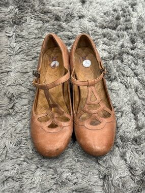 INDIGO by CLARKS Blush Tan Leather Cut Out T-Strap Mary Jane Rounded Toe Heels